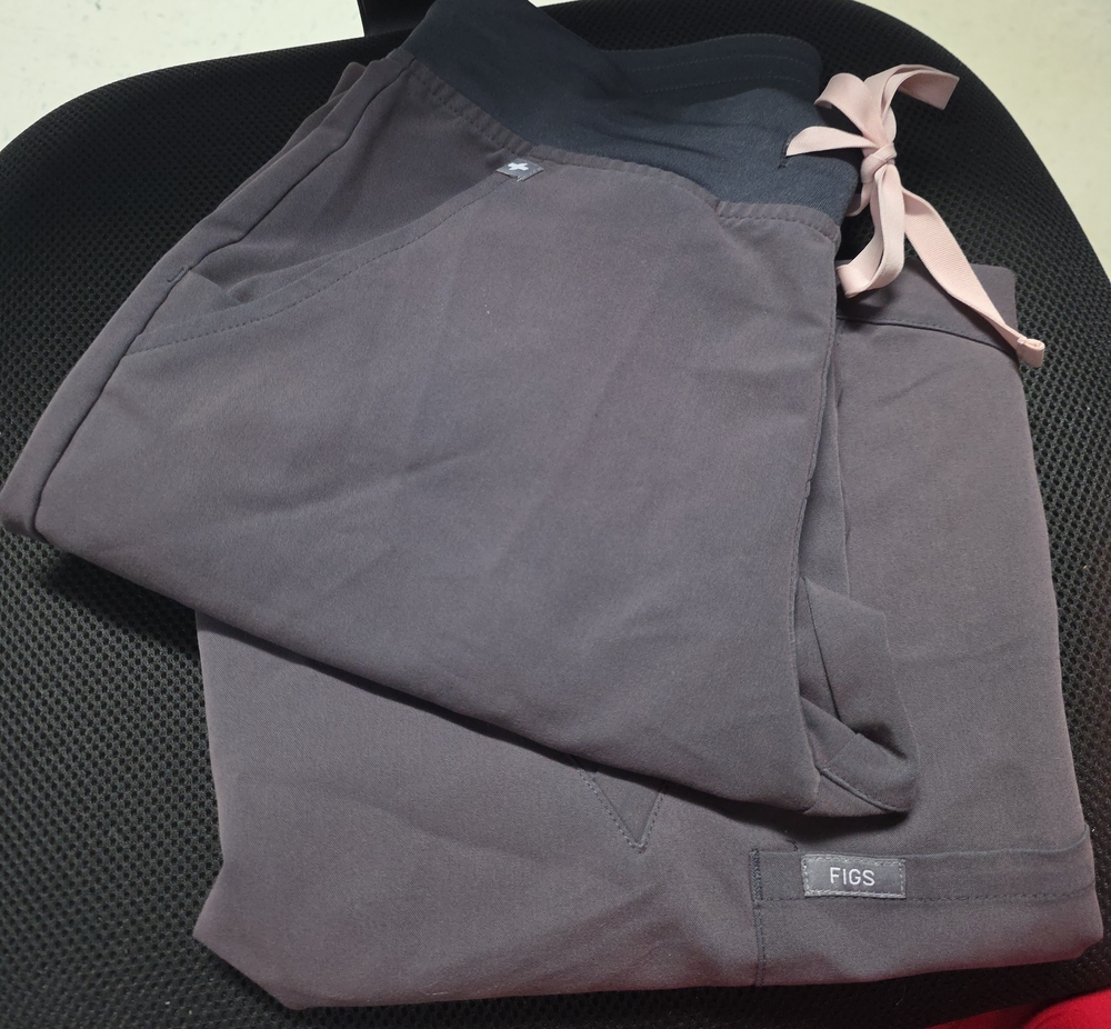Figs Charcoal Scrub Set With Pale Pink Drawstring